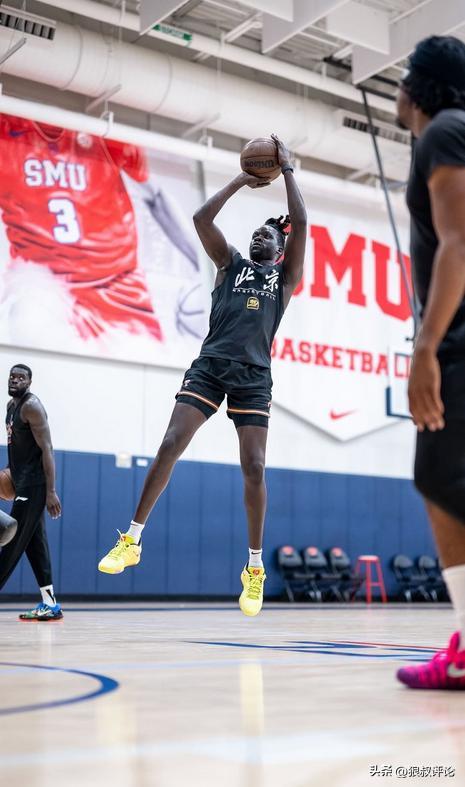 爱奇艺体育观看-还能回来吗？奥莫特身穿北京男篮训练服训练 球迷热议一边倒