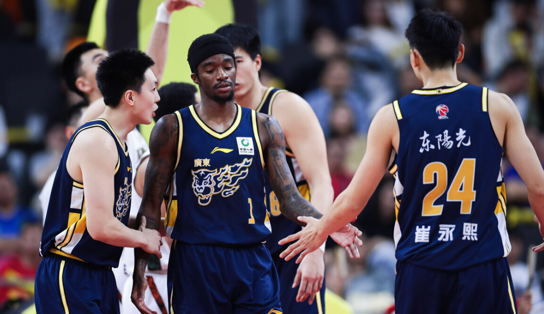 爱奇艺体育平台-破案！第3节追到差9分，杜锋却撤下萨姆纳的原因找到，奎因要背锅